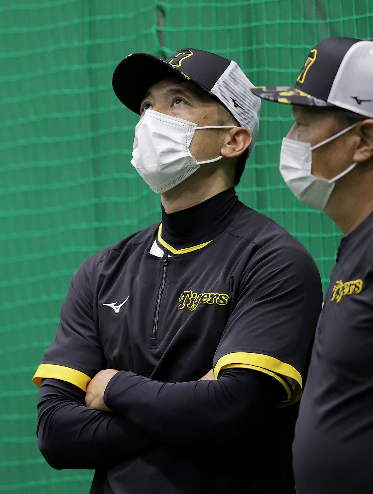 練習中、投手コーチらと言葉を交わし、考え込むような表情を見せる阪神矢野監督（撮影・前田充）