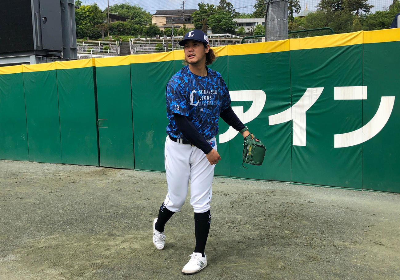 13日の楽天戦への前日調整でキャッチボールをする西武高橋（球団提供）