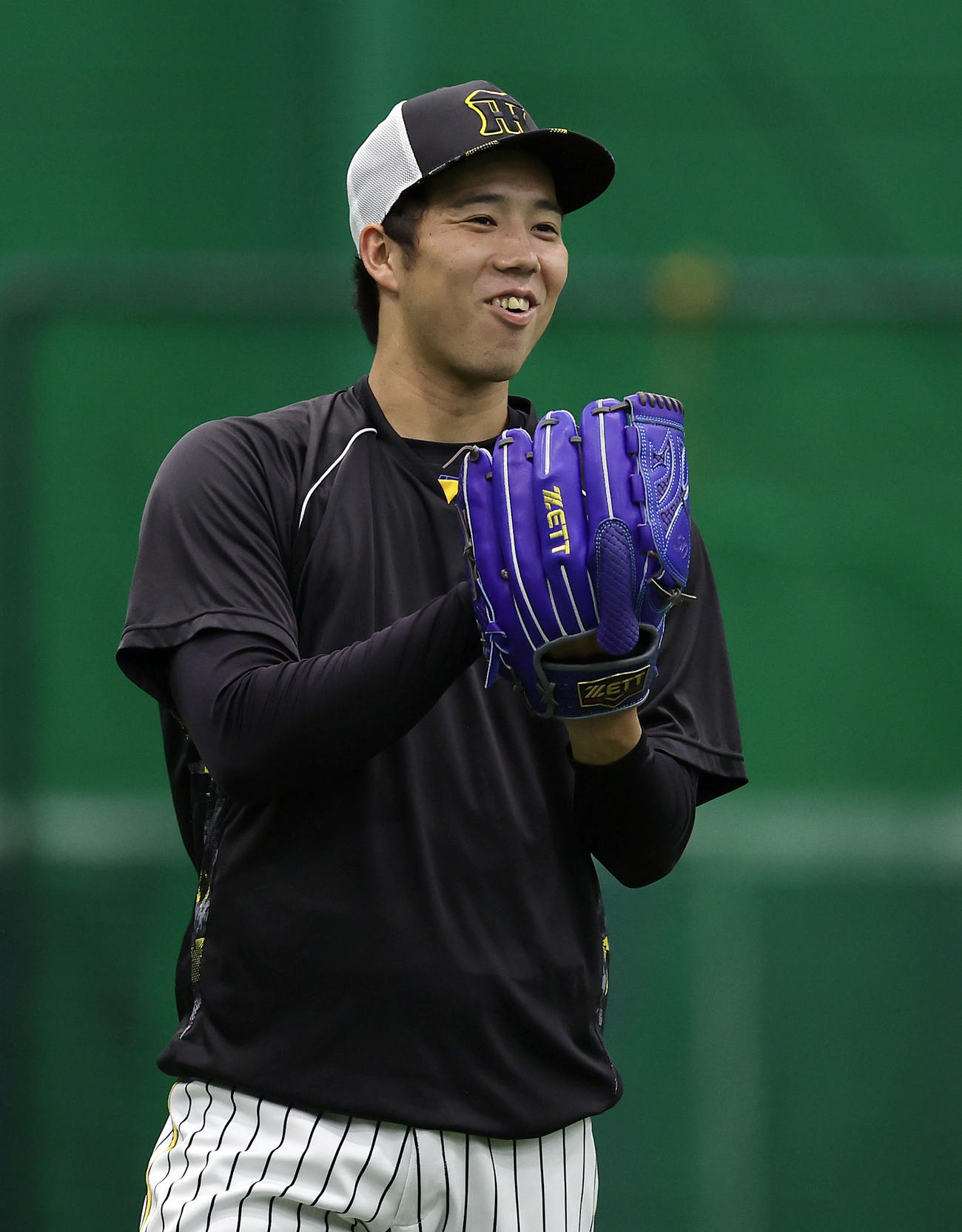 練習で笑顔を見せる阪神青柳（撮影・前田充