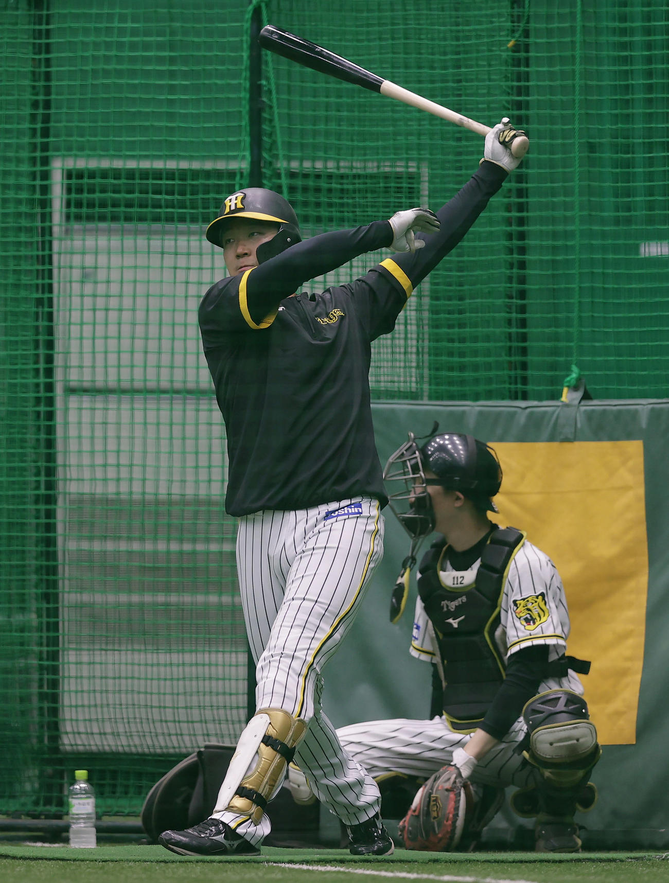 室内練習場でフリー打撃を行う阪神大山（撮影・前田充）