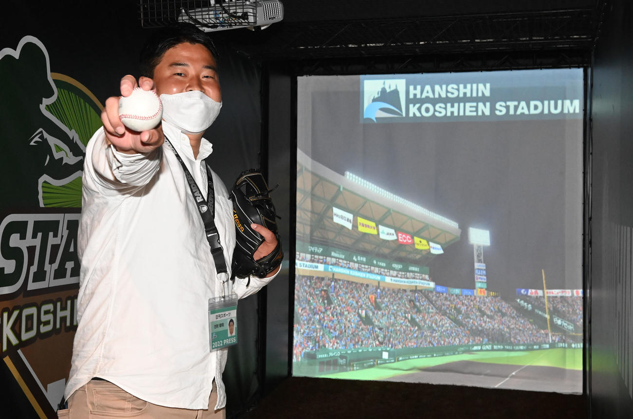 BEーSTADIUM KOSHIENでピッチングに挑戦した本紙古財記者（撮影・前岡正明）