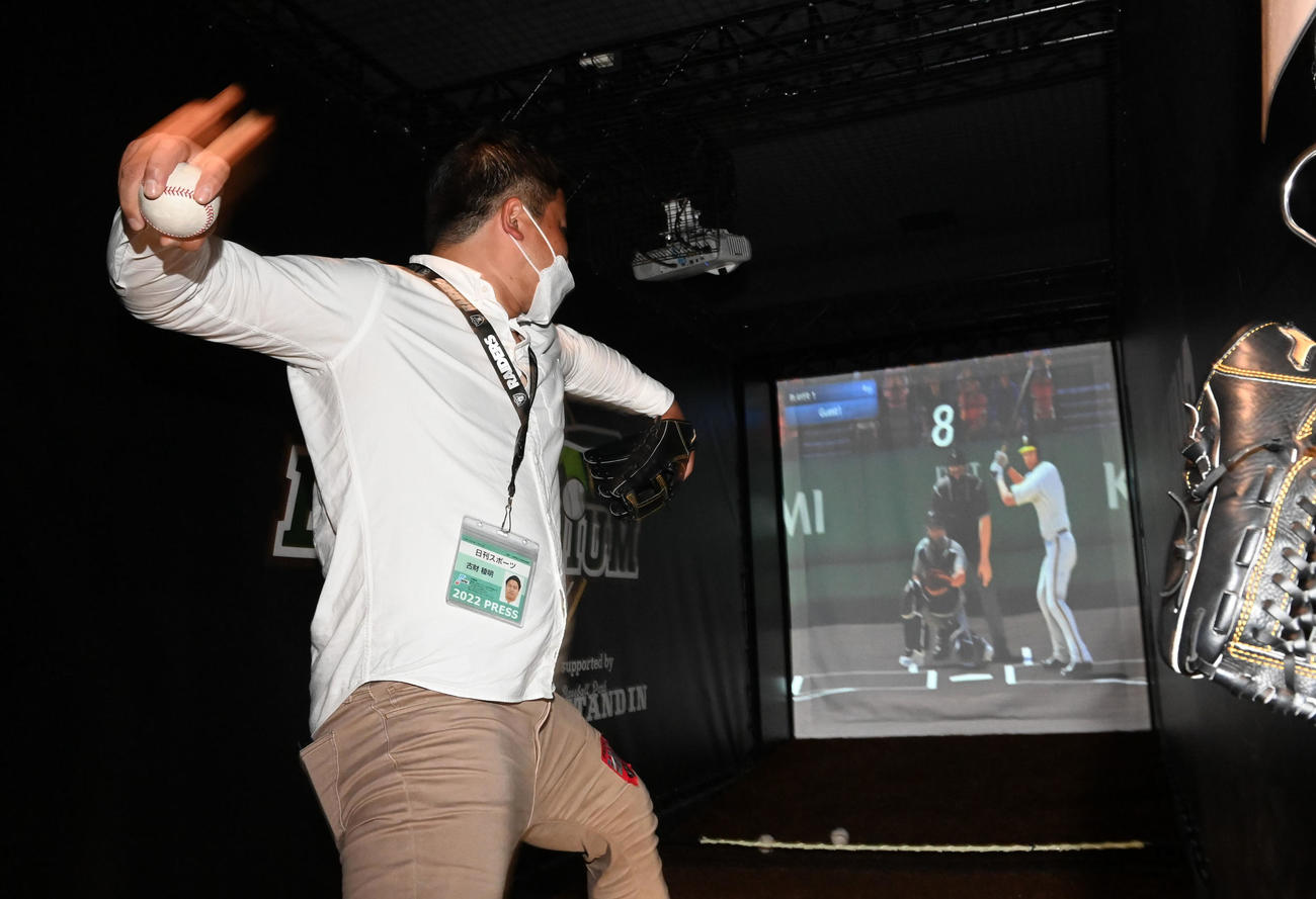 BEーSTADIUM KOSHIENでピッチングに挑戦した本紙古財記者（撮影・前岡正明）