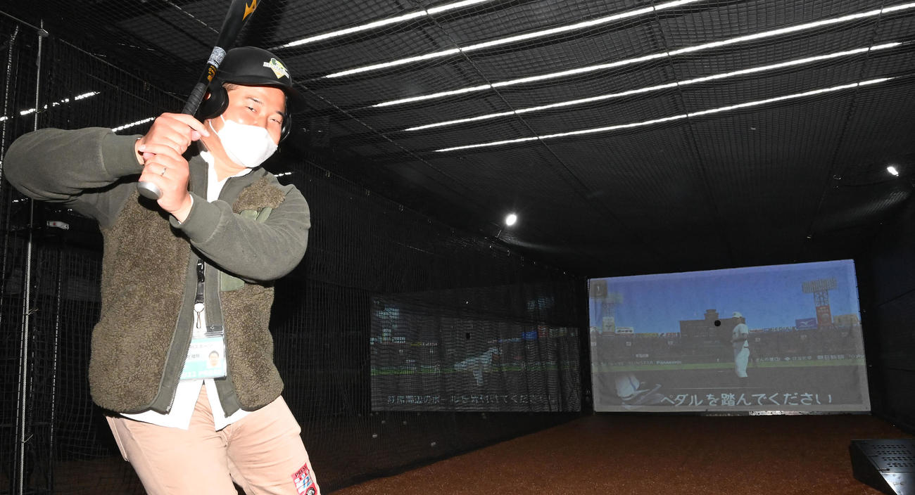 BEーSTADIUM KOSHIENでバッティングに挑戦した本紙古財記者（撮影・前岡正明）