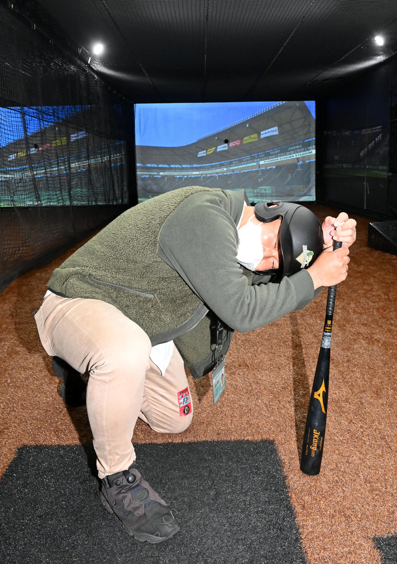 BEーSTADIUM KOSHIENでバッティングに挑戦も返り討ちにあった本紙古財記者（撮影・前岡正明）