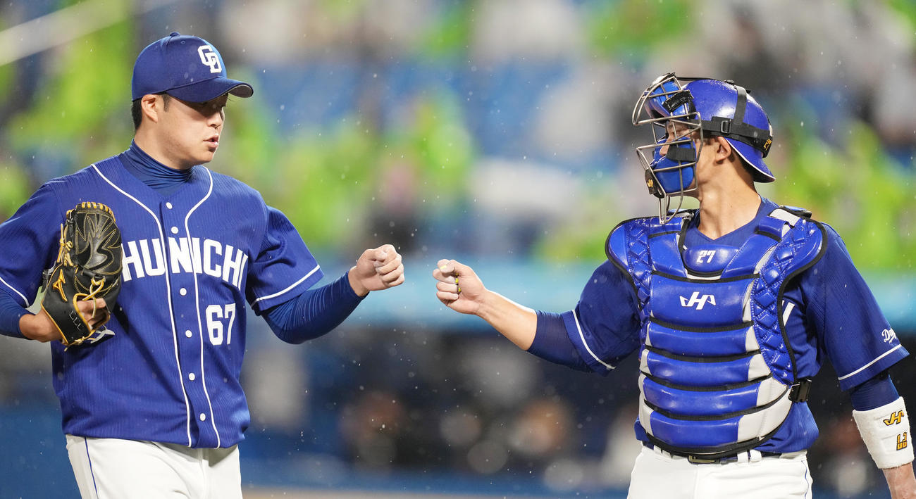 ヤクルト対中日　3回裏ヤクルト2死満塁、オスナを二ゴロに仕留め、大野奨（右）とタッチを交わす上田（撮影・鈴木みどり）