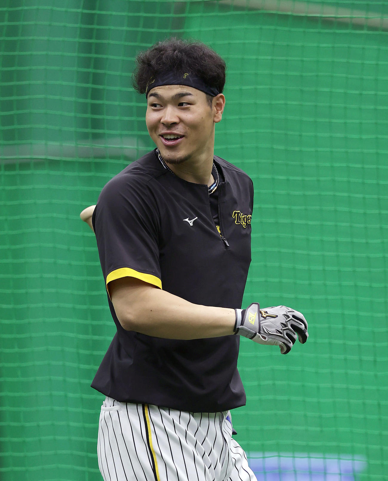 練習中、笑顔を見せる阪神佐藤輝（撮影・前田充）