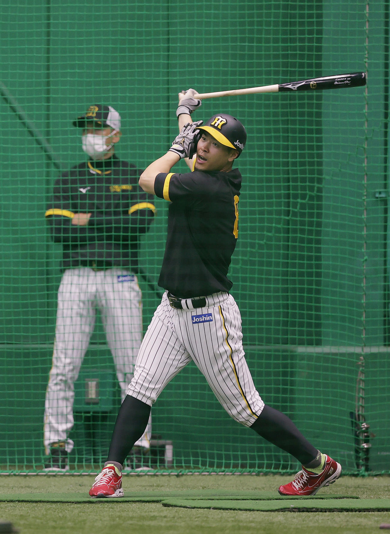 阪神矢野監督（左）が見つめる前でフリー打撃を行う佐藤輝（撮影・前田充）