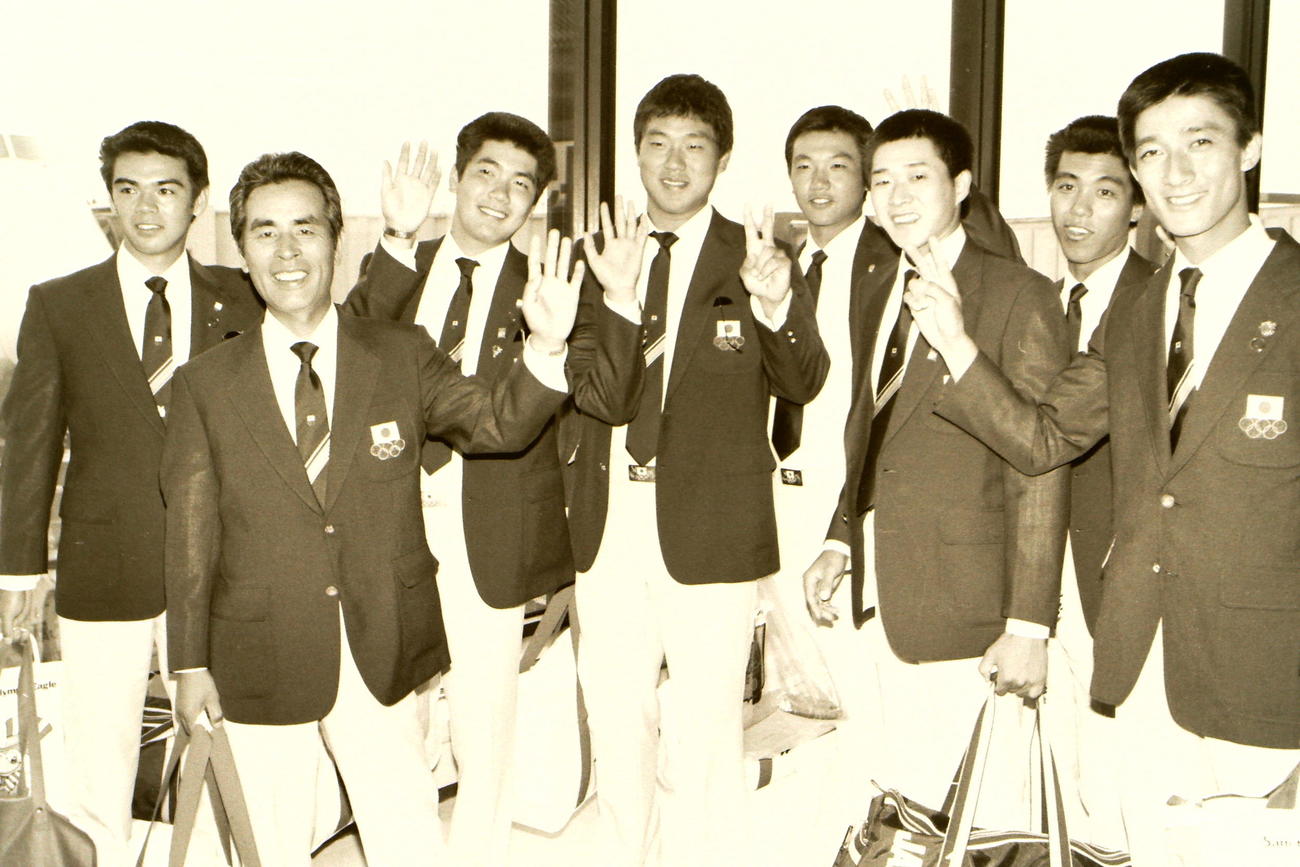 ロサンゼルス五輪公開競技の野球で金メダルを獲得し空港で笑顔を見せる全日本チーム。左から和田豊、松永怜一監督1人おいて広沢克実（当時克己）、2人おいて秦真司、上田和明ら（1984年8月9日撮影）