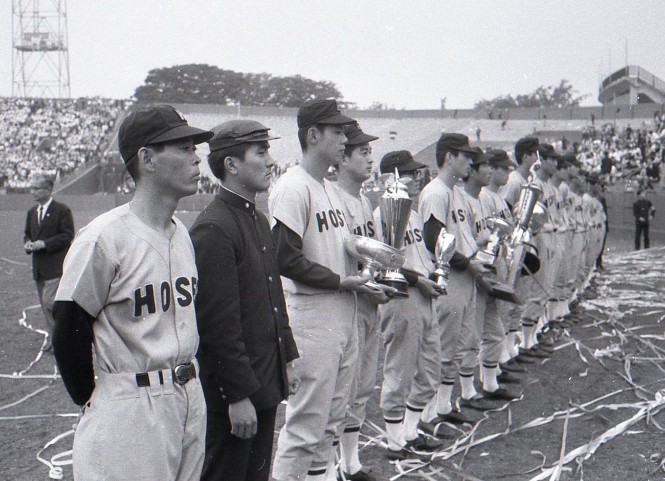 68年6月、優勝した法大・松永怜一監督（左端）。左から3人目は田淵幸一、同6人目は山本浩二