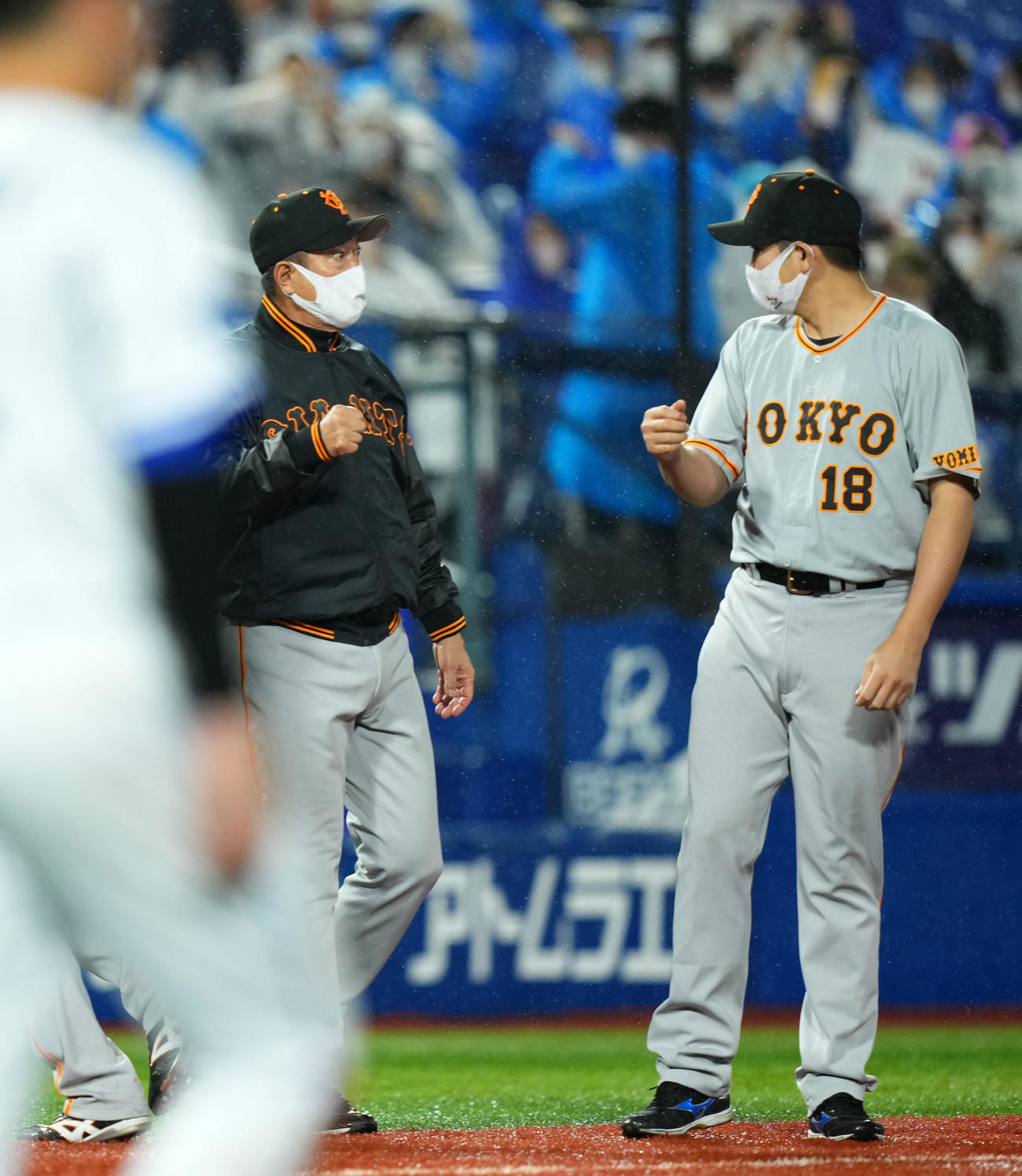 DeNA対巨人　試合を終え言葉を交わす巨人原監督（左）と菅野（撮影・横山健太）