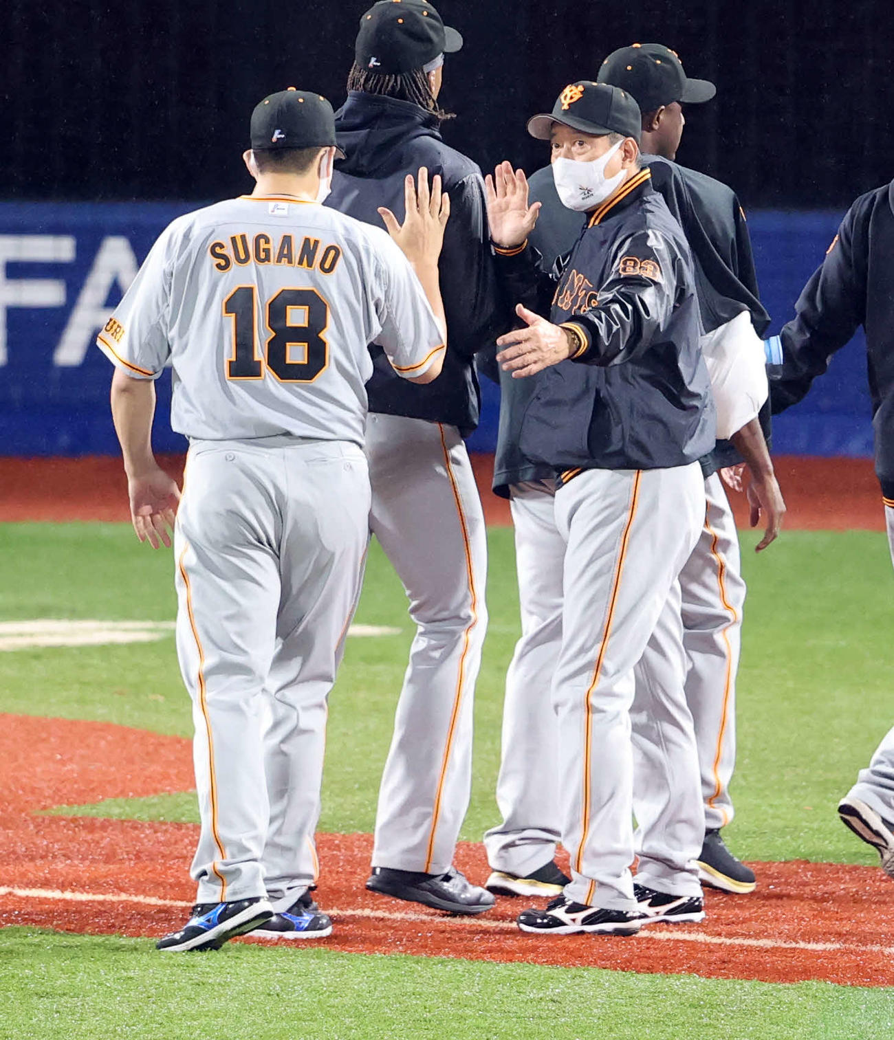 DeNA対巨人　連敗を5で止め、菅野（左）を労う原監督（撮影・浅見桂子）