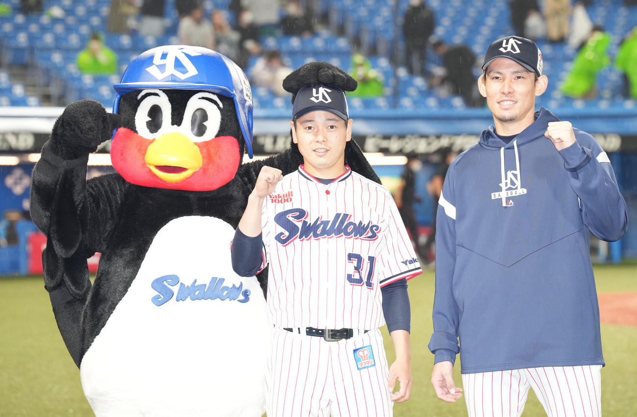 ヤクルト対中日　中日に勝利し、笑顔で記念撮影するヤクルト高梨（右）と山崎（撮影・鈴木みどり）
