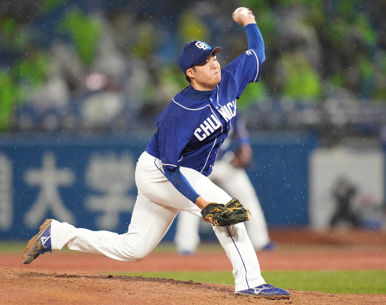 ヤクルト対中日　先発し力投する中日上田（撮影・鈴木みどり）