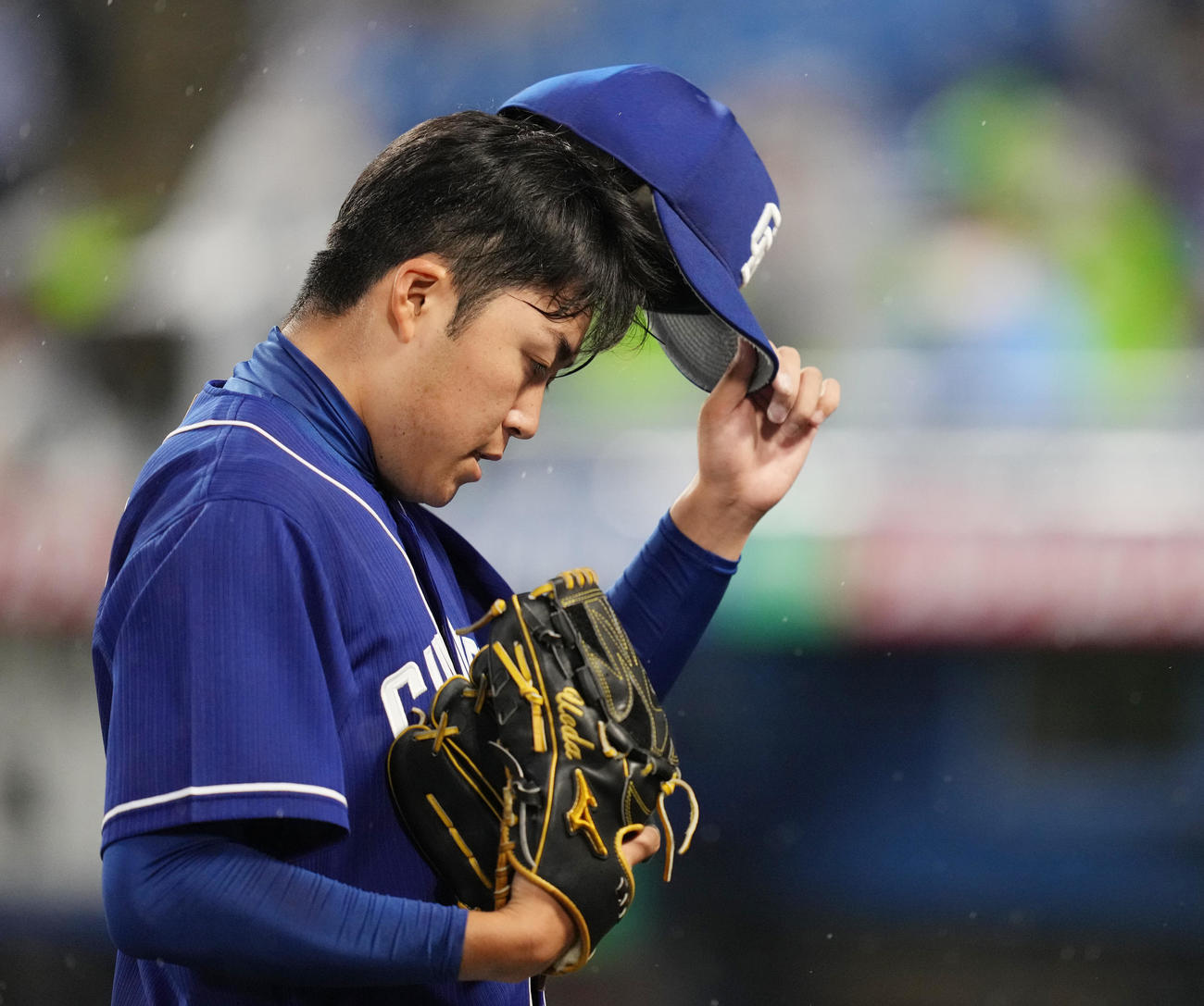ヤクルト対中日　1回裏に2点を失い、悔しげな表情でベンチへ戻る中日上田（撮影・鈴木みどり）