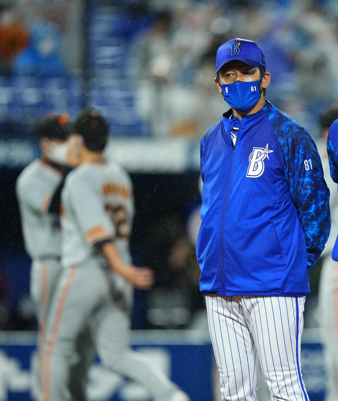 DeNA対巨人　巨人に敗れ整列するDeNA三浦監督（撮影・横山健太）