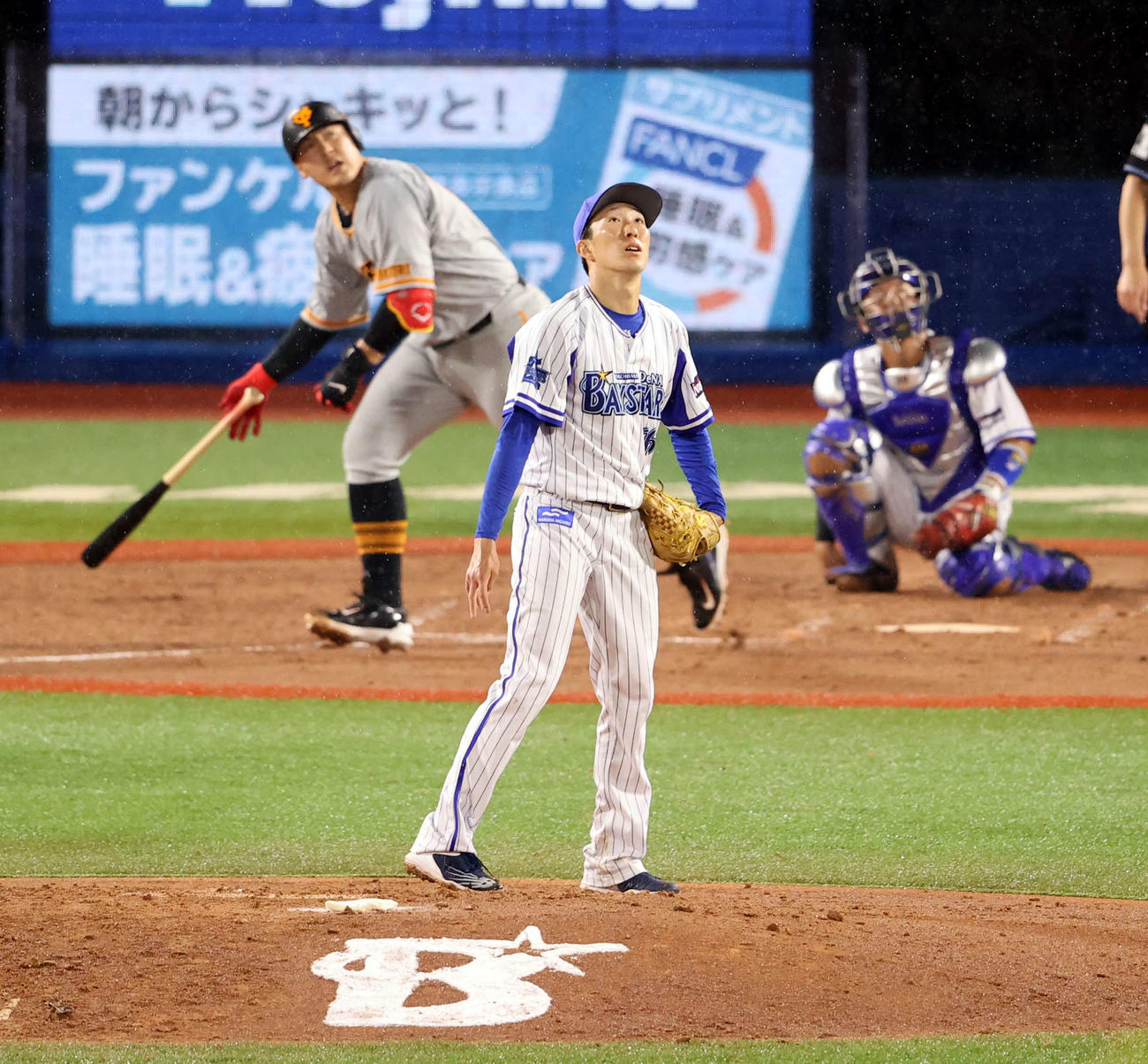 DeNA対巨人　3回表巨人1死、岡本和に勝ち越しの左越えソロ本塁打を許し打球を見つめる大貫（撮影・浅見桂子）