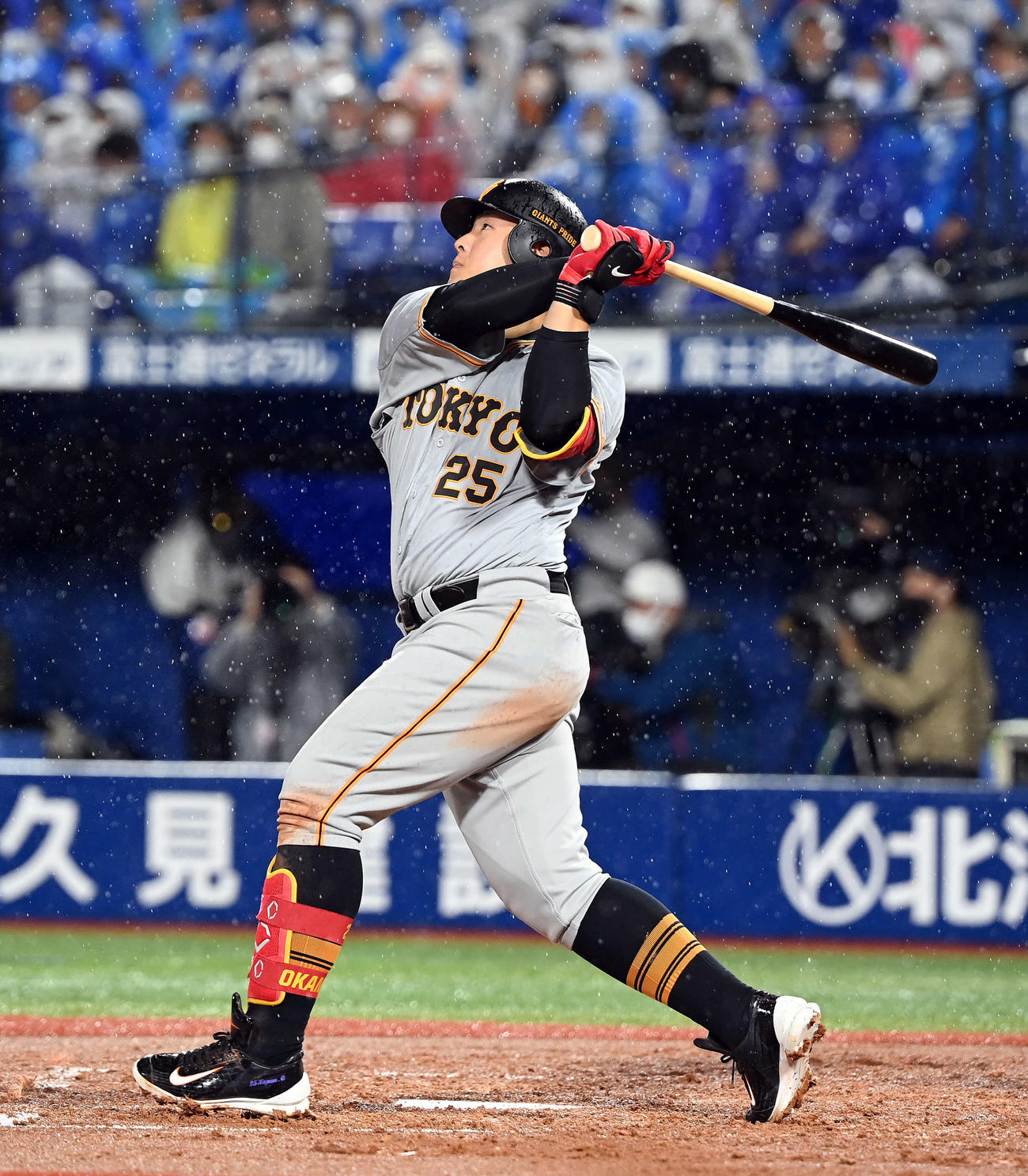 DeNA対巨人　3回表巨人1死、左中間に勝ち越しソロ本塁打を放つ岡本和（撮影・たえ見朱実）