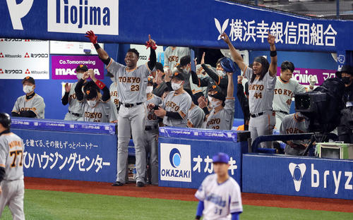 巨人 ハマスタ4戦連発 岡本和真決勝12号ソロ 2試合に1回ぐらい打ってほしいね 原監督 プロ野球写真ニュース 日刊スポーツ 巨人 ハマスタ4戦連発 岡本和真決勝12号ソロ 2試合に1回ぐらい打ってほしいね 原監督 プロ野球写真ニュース 日刊スポーツ