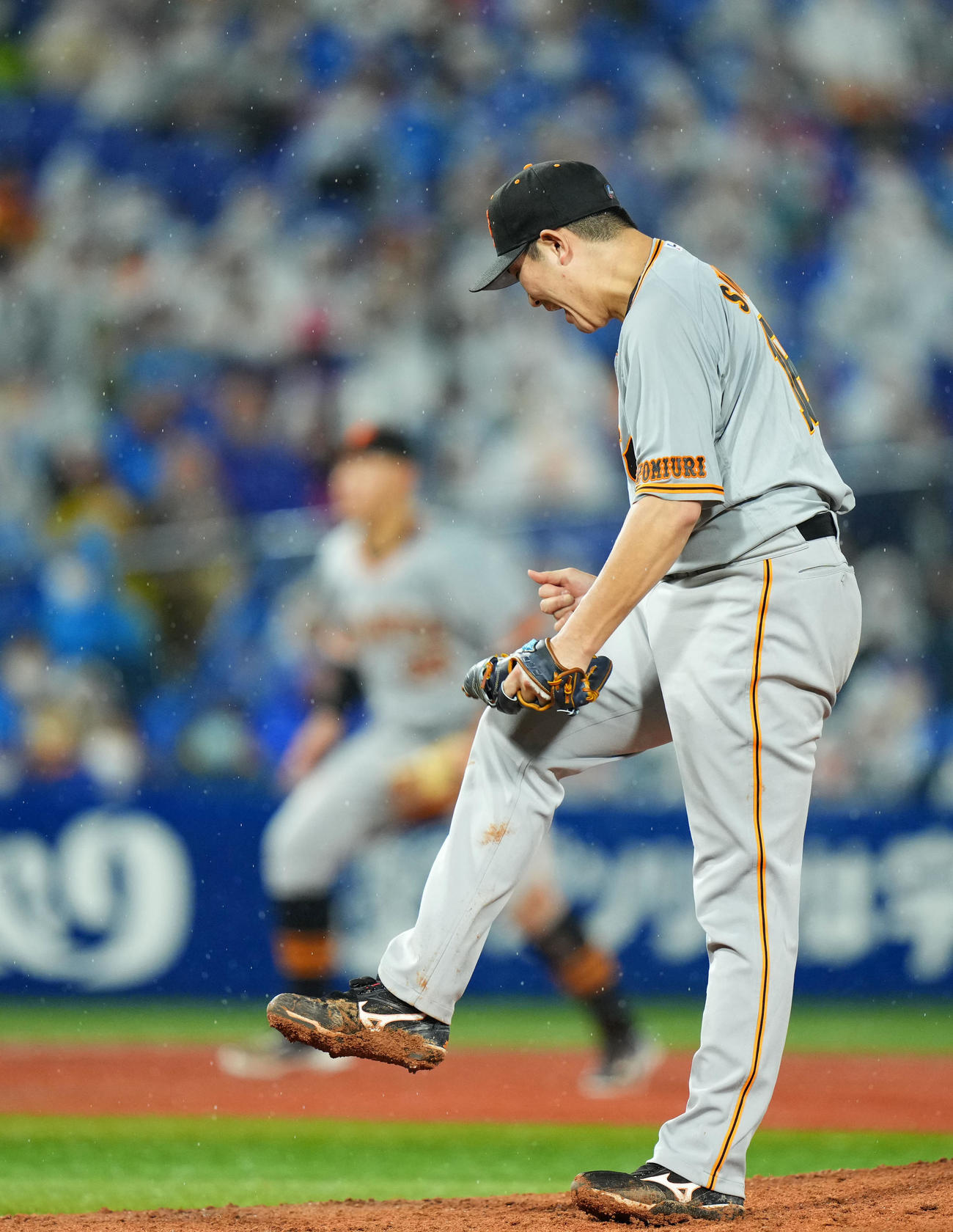 DeNA対巨人　6回裏を無失点に抑え雄たけびを上げる巨人菅野（撮影・横山健太）