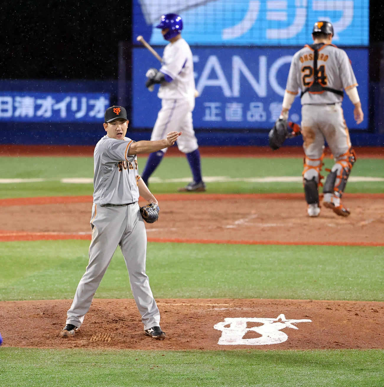 DeNA対巨人　4回裏DeNA1死二、三塁、柴田を三塁飛に仕留めた菅野（手前）は、気合の入った表情で野手に指示を出す（撮影・浅見桂子）