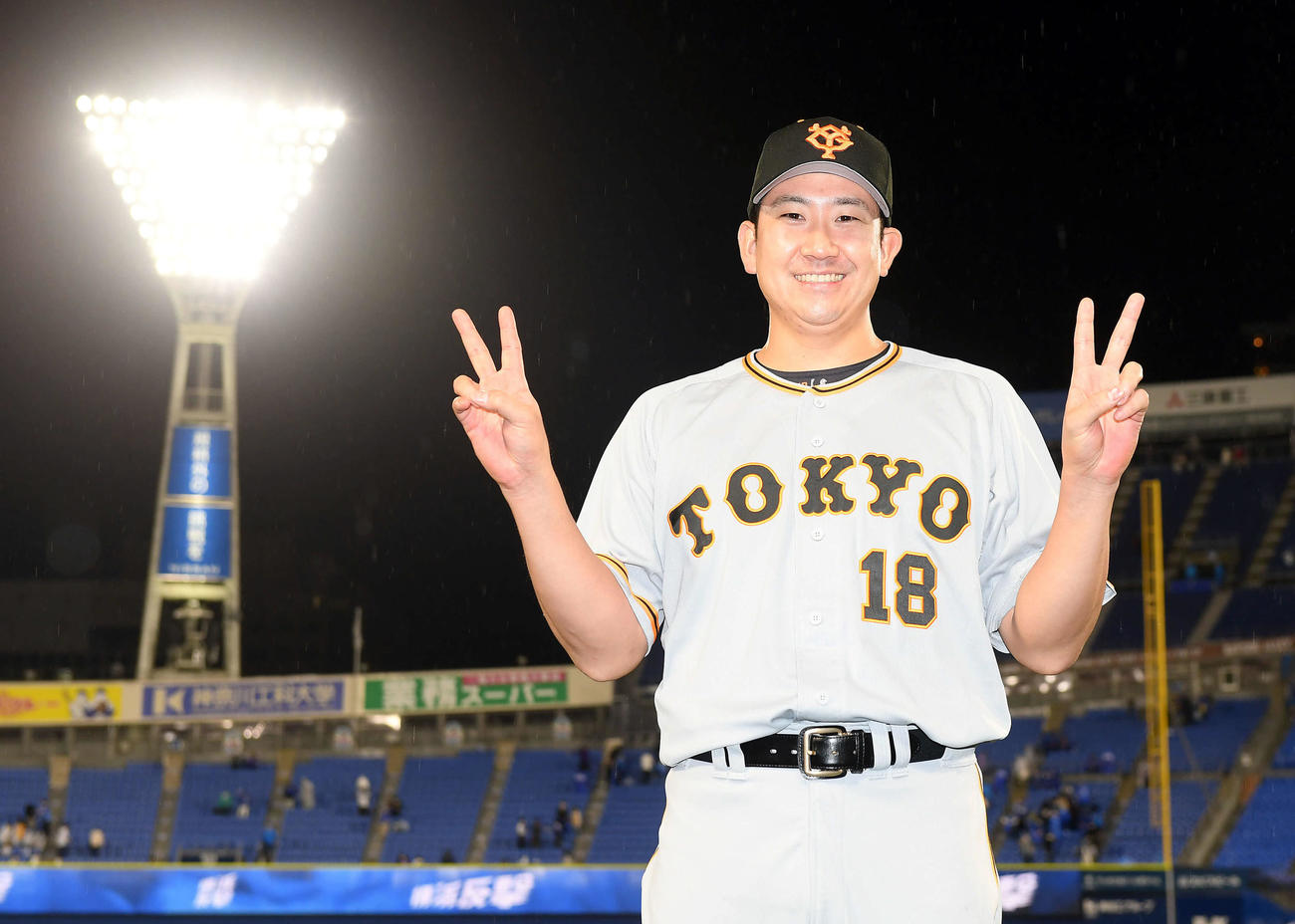 DeNA対巨人　今季4勝目を挙げ笑顔を見せる巨人菅野（撮影・たえ見朱実）