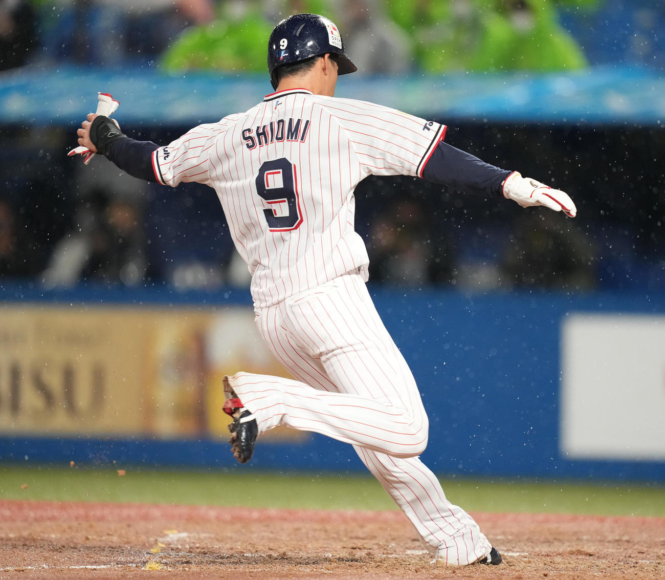 ヤクルト対中日　5回裏ヤクルト1死三塁、山田の右犠飛で、三塁走者塩見は1度本塁を通り過ぎて手でタッチして生還する（撮影・鈴木みどり）