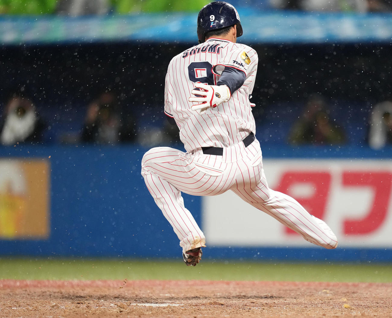ヤクルト対中日　5回裏ヤクルト1死三塁、山田の右犠飛で、三塁走者塩見は1度本塁を通り過ぎて手でタッチして生還する（撮影・鈴木みどり）