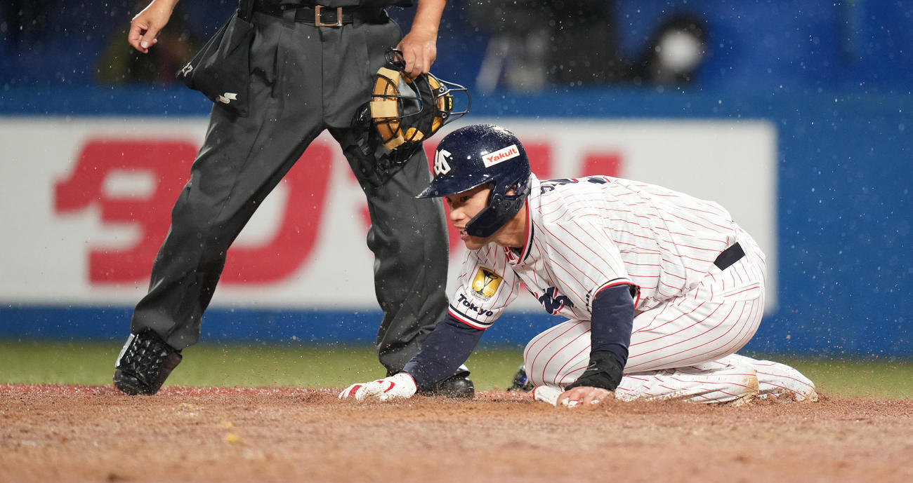 ヤクルト対中日　5回裏ヤクルト1死三塁、山田の右犠飛で、三塁走者塩見は1度本塁を通り過ぎて手でタッチして生還する（撮影・鈴木みどり）