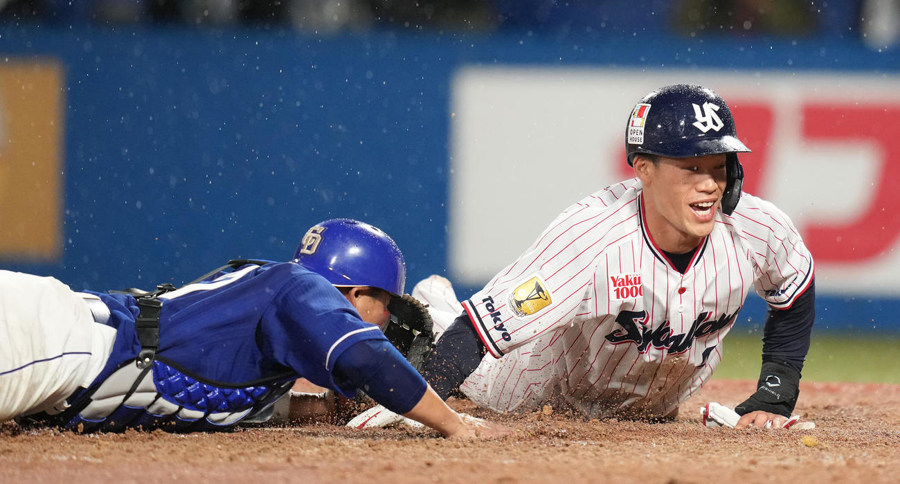 ヤクルト対中日　5回裏ヤクルト1死三塁、山田の右犠飛で、三塁走者塩見は1度本塁を通り過ぎて手でタッチして生還する（撮影・鈴木みどり）