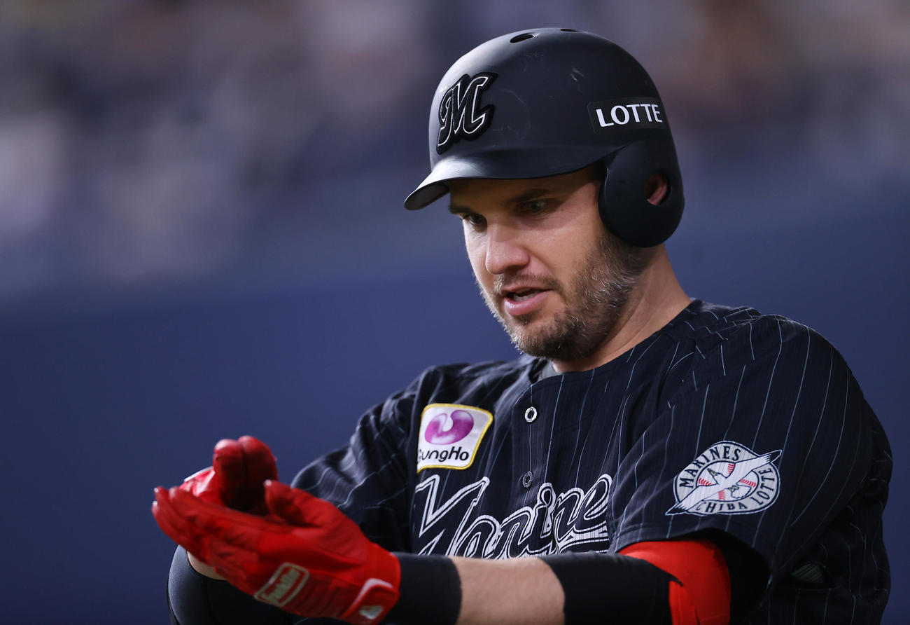 オリックス対ロッテ　8回表ロッテ2死、ソロ本塁打を放ちすしポーズを決めるレアード（撮影・垰建太）