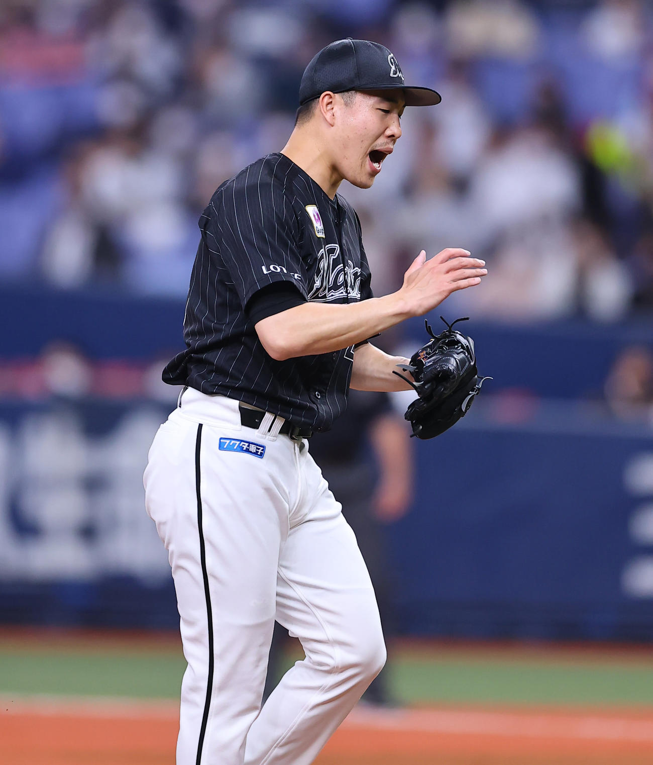 オリックス対ロッテ　8回裏オリックス2死二、三塁、頓宮を三振に仕留め雄たけびを上げる西野（撮影・垰建太）