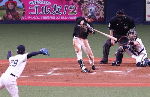 オリックス対ロッテ 5回表ロッテ1死、高部は左前安打を放つ(撮影・上田博志)