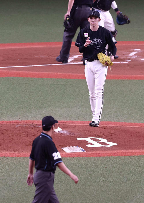 オリックス対ロッテ ロッテ先発の佐々木朗希(左)と二塁塁審の白井審判員(撮影・上田博志)
