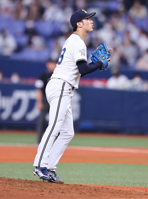 オリックス対ロッテ 6回表オリックス2死、マーティンを三振に仕留め力強くグラブをたたく田嶋(撮影・垰建太)