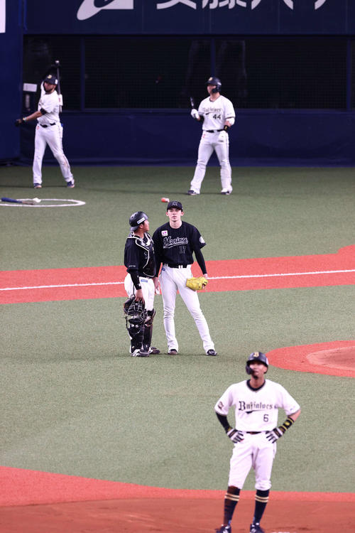 オリックス対ロッテ 6回裏オリックス1死一塁、宗(下)の封殺プレーのリクエストの間に松川(中央左)と放つ佐々木朗(撮影・上田博志)