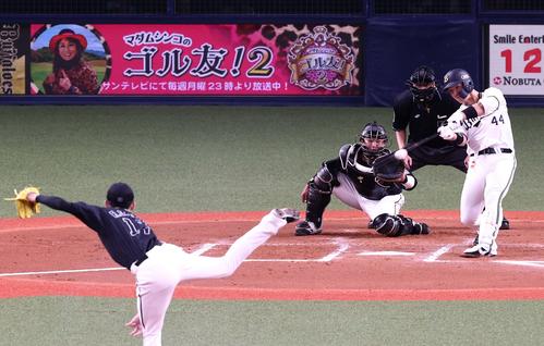オリックス対ロッテ 6回裏オリックス2死一塁、左翼線へ二塁打を放つ頓宮(撮影・上田博志)