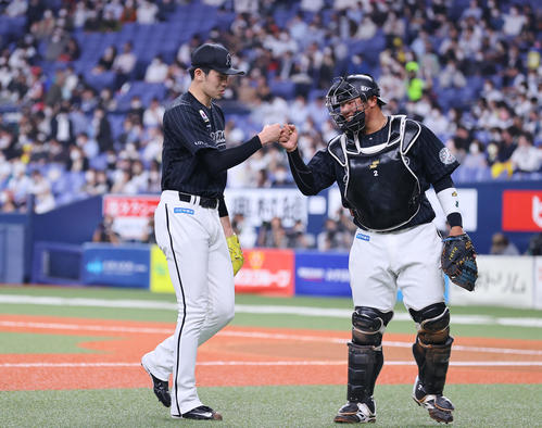 オリックス対ロッテ 7回裏オリックスの攻撃を無失点に抑え笑顔でグータッチを交わす佐々木朗(左)と松川(撮影・垰建太)