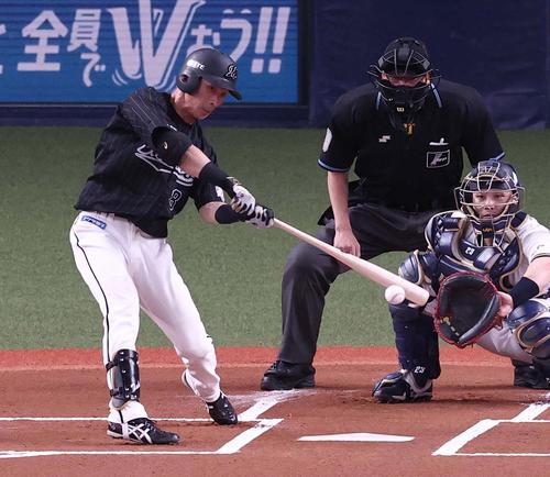 オリックス対ロッテ 1回表ロッテ無死、高部は中前安打を放つ(撮影・上田博志)