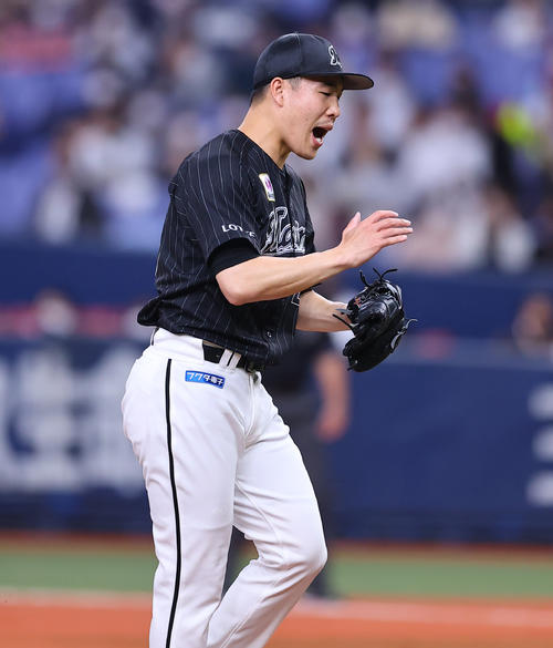 オリックス対ロッテ 8回裏オリックス2死二、三塁、頓宮を三振に仕留め雄たけびを上げる西野(撮影・垰建太)