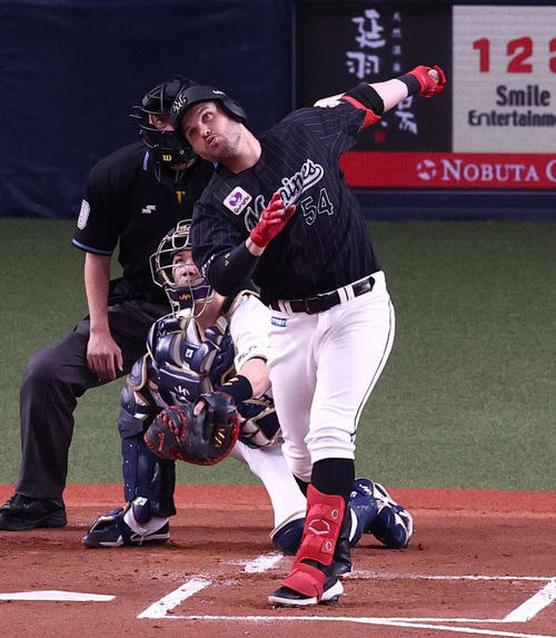 オリックス対ロッテ 1回表ロッテ1死二、三塁、右犠飛を放つレアード(撮影・上田博志)