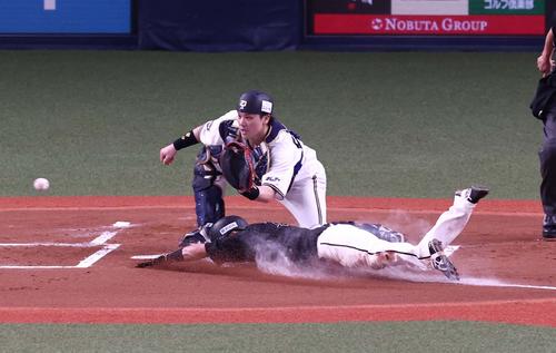 オリックス対ロッテ 1回表ロッテ1死二、三塁、高部はレアードの右犠飛で生還する(撮影・上田博志)