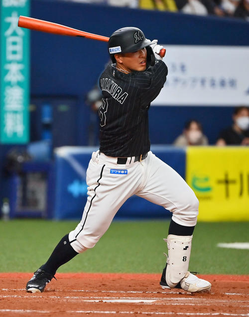 オリックス対ロッテ 3回表ロッテ無死二塁、右翼線に適時打を放つ中村(撮影・和賀正仁)