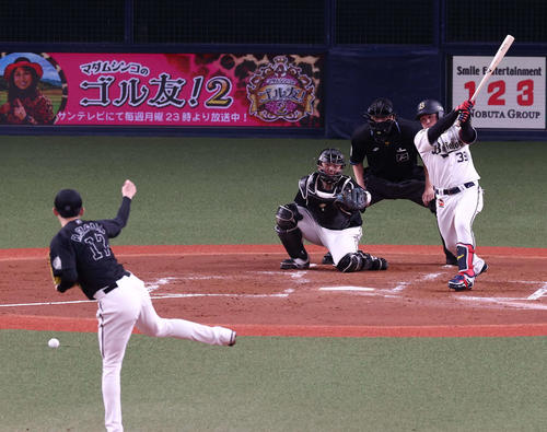 オリックス対ロッテ 3回表ロッテ無死二塁、中村奨は右前に適時打を放つ(撮影・上田博志)