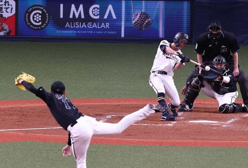 オリックス対ロッテ 3回裏オリックス1死一、三塁、福田の遊ゴロの間に野口が生還する(撮影・上田博志)