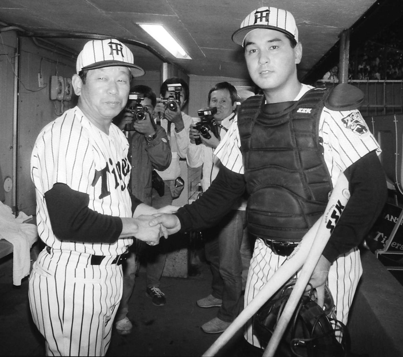 85年9月29日の巨人戦、勝負を決める13号本塁打を放った木戸克彦（右）と握手する吉田監督