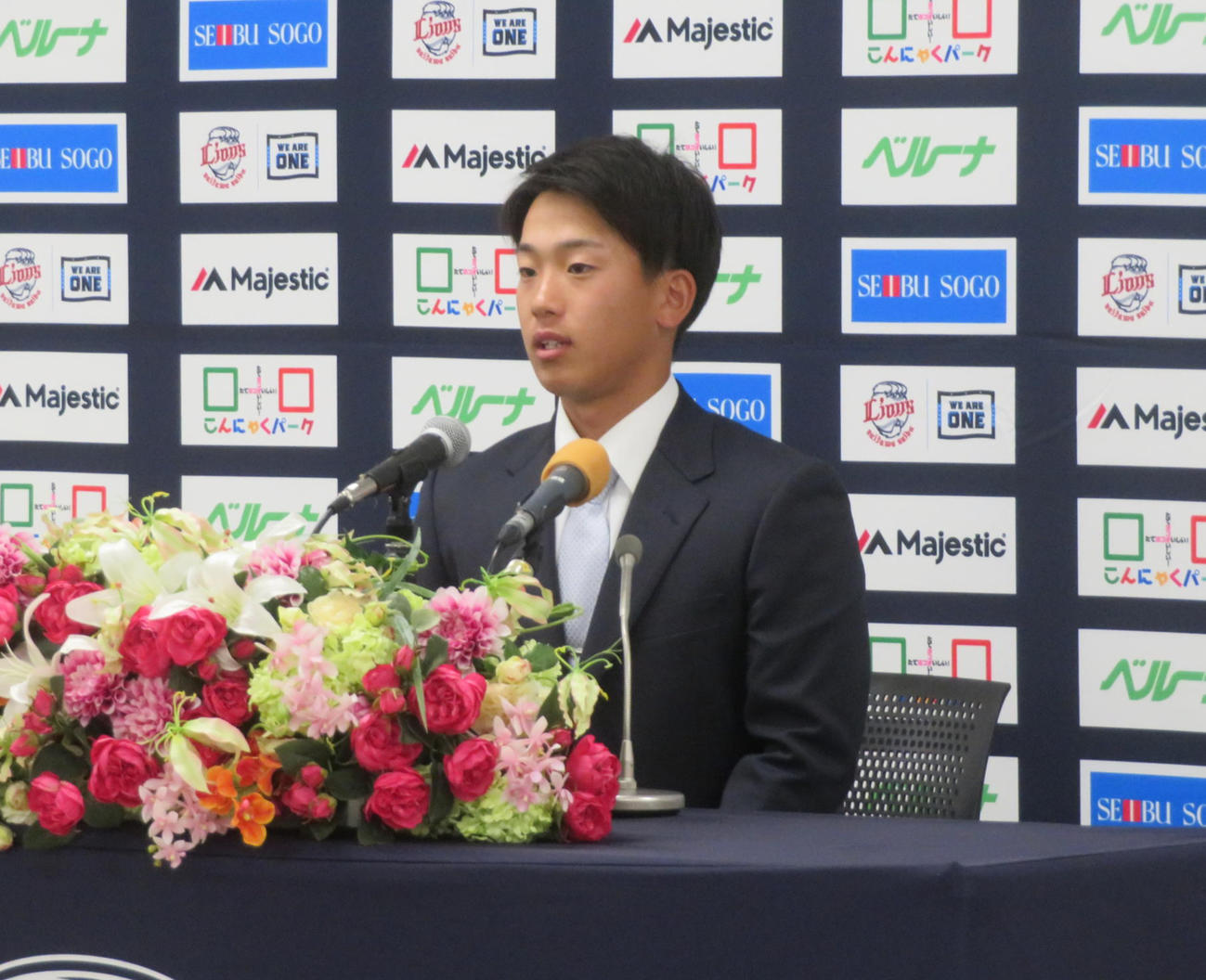 支配下登録となり会見する西武滝沢（撮影・上田悠太）