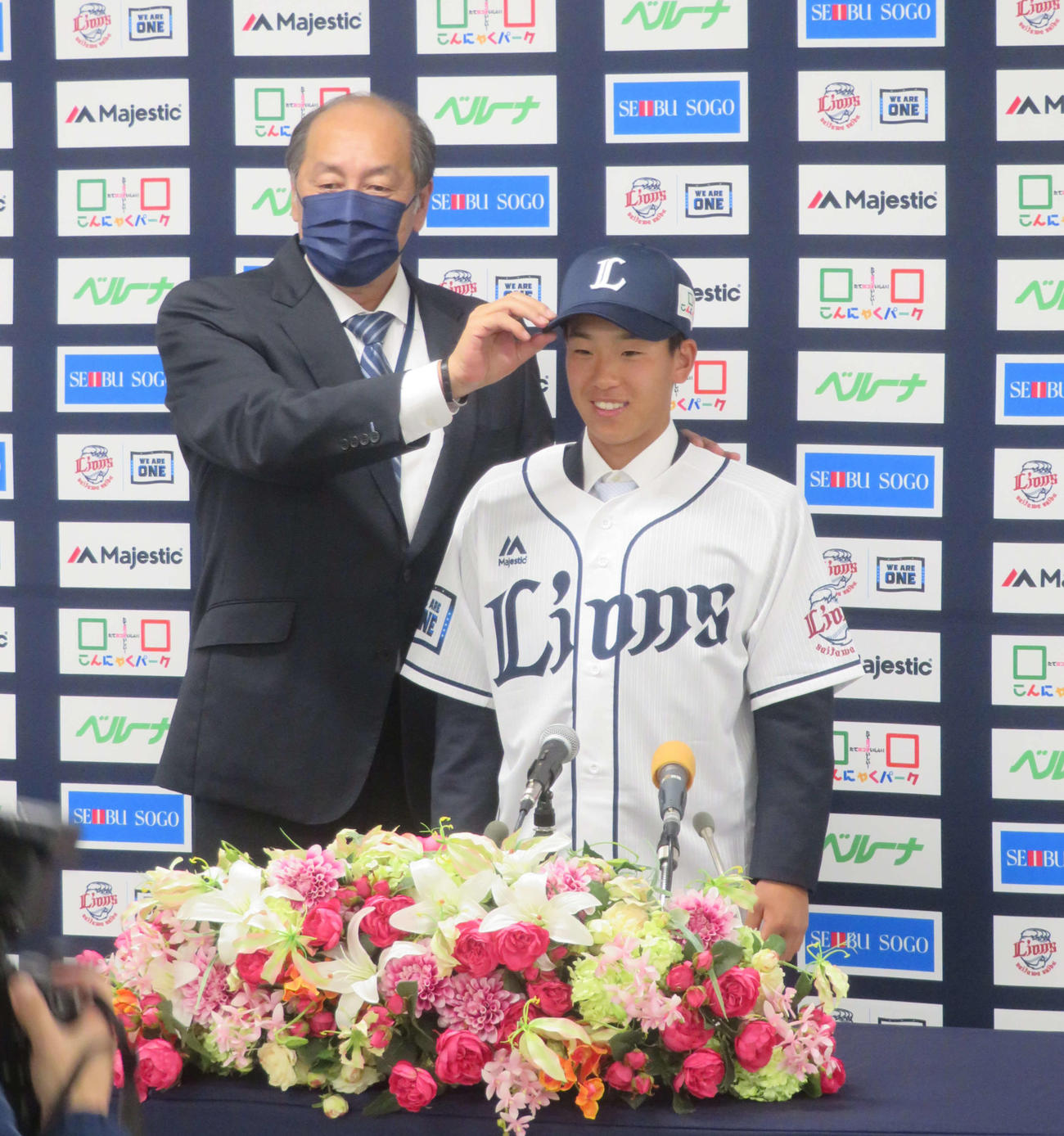 身長185センチの西武渡辺GMに帽子をかぶせてもらう身長164センチの滝沢（撮影・上田悠太）