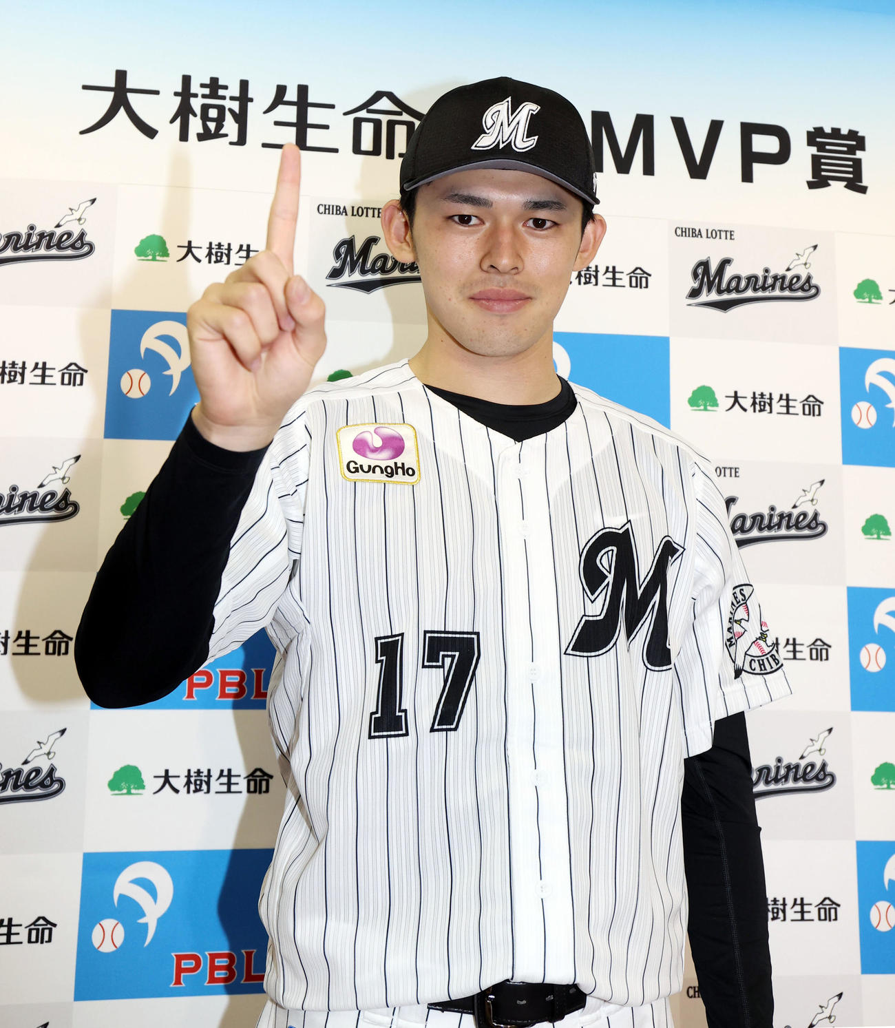 初の「大樹生命月間MVP」に選ばれ、ポーズを決めるロッテ佐々木朗（撮影・狩俣裕三）