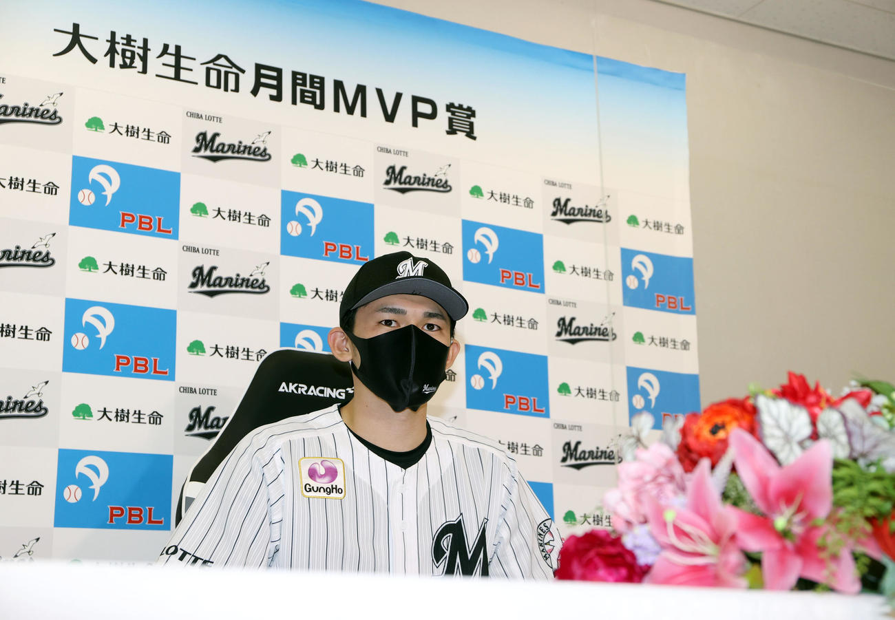 「大樹生命3、4月月間MVP」に選ばれ、会見を行うロッテ佐々木朗（撮影・狩俣裕三）