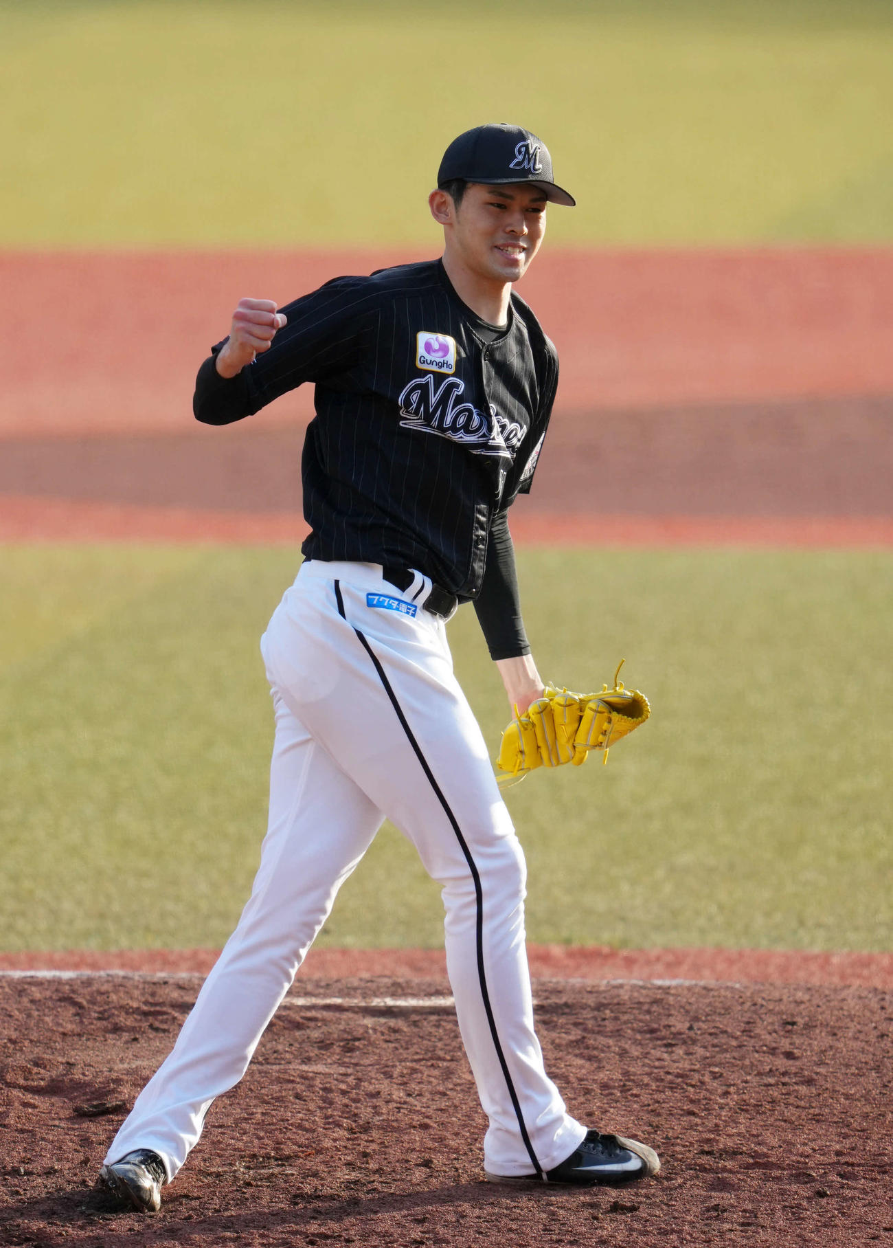 10日、オリックス戦で完全試合を達成しガッツポーズするロッテ佐々木朗